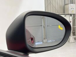 【ブラインドスポットモニタリング】走行中、ドアミラーの死角になりやすい箇所に後続車が接近するとサイドミラー付近に警告を表示、ドライバーに注意喚起をしてくれます。