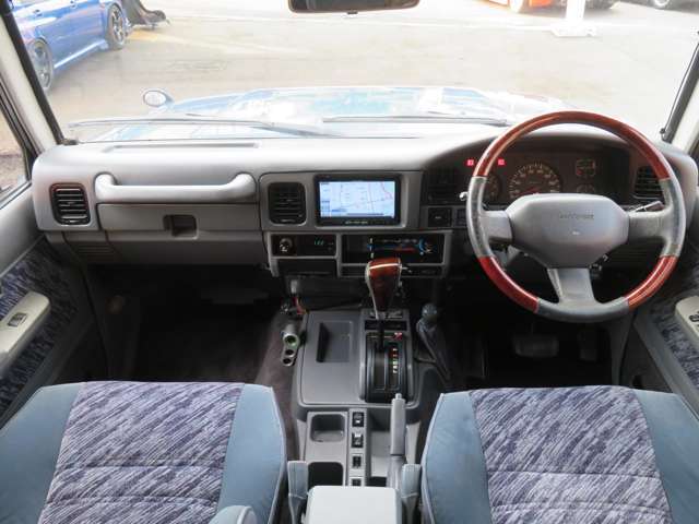 ハンドル周りもキレイに清掃＆艶出しコーティング済み☆ランクルは視界も高く運転しやすいですよ♪ハンドルを握ればテンションも上がります！！