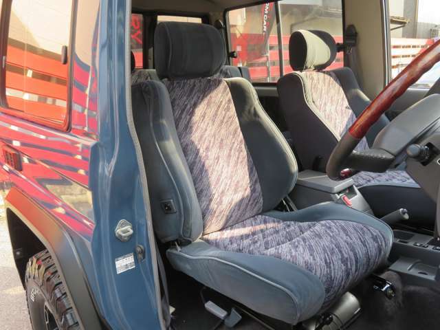 運転席の状態もキレイです☆座面、背面ともに目立つようなダメージもありません♪