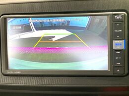 【バックカメラ】駐車時に後方がリアルタイム映像で確認できます。大型商業施設や立体駐車場での駐車時や、夜間のバック時に大活躍！運転スキルに関わらず、今や必須となった装備のひとつです！