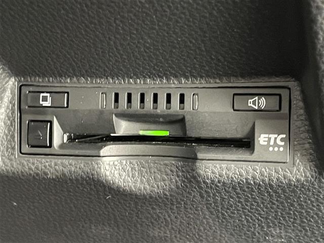 【ETC】有料道路の乗り降り時に停車することなくスマートに乗り入れが可能になったり、割引を受けることができる嬉しい装備です。