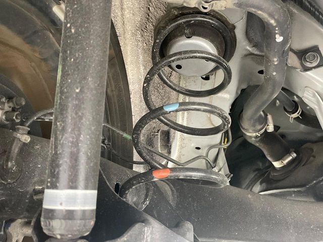 お車を安心してお乗りいただく為には、足回りの定期点検が欠かせません。サービスサポート（有償保証）では無料点検もご提供しており、安心のカーライフをお過ごしいただけるサポート体制が整っています。