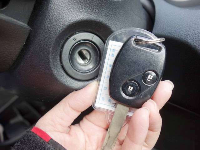 鍵にはキーレスエントリーを搭載しております。ボタン操作1つで簡単にドアの施錠・解錠を行えるので、車の乗り降りの際にもたつくことがありません！