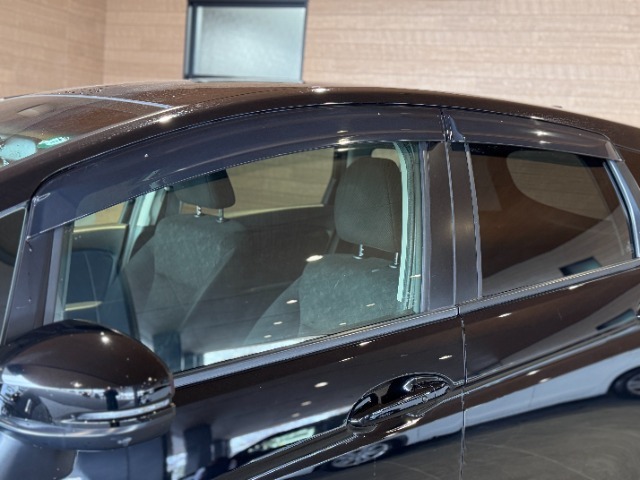 【ドアバイザー】は換気効率を高めてくれます◎ずっと密室の車内も少し窓を開けてあげればスッキリ車内に変わります♪