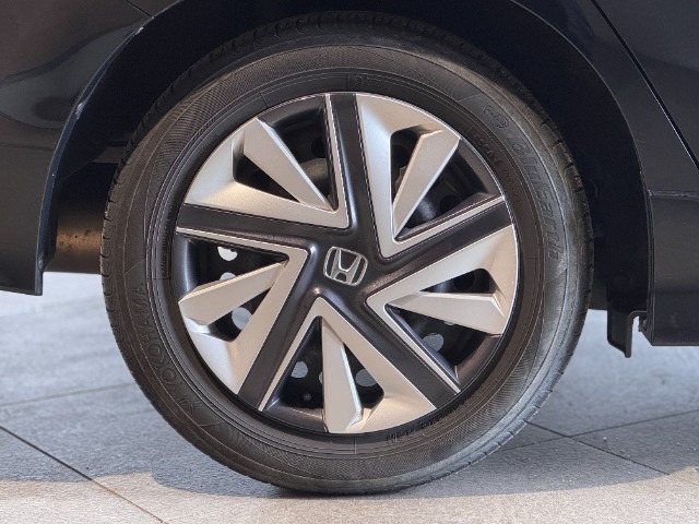 こちらのお車には【純正15インチフルミホイールキャップ】を装着しております◎