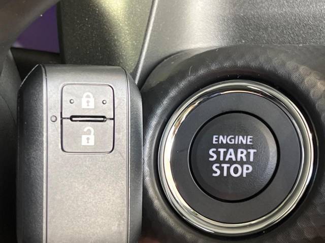 【キーレススタートシステム】カバンやポケットに入れたままでもドアの施錠・解錠が可能なスマートキーを装備。エンジンのオン・オフ時もカギを取り出す必要が無いからとっても便利です♪