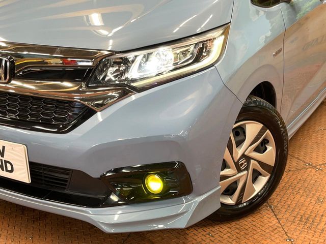 【LEDヘッドライト】悪天候や夜間走行時も良好な視界を確保し安心して運転できる高輝度LEDヘッドライトを装備！点灯速度が早く、消費電力も抑えられています。