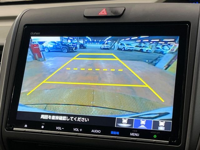【バックカメラ】駐車時に後方がリアルタイム映像で確認できます。大型商業施設や立体駐車場での駐車時や、夜間のバック時に大活躍！運転スキルに関わらず、今や必須となった装備のひとつです！