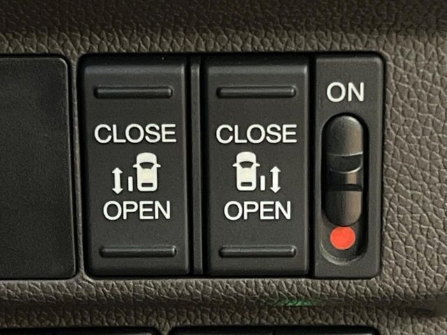【両側パワースライドドア】スマートキーや運転席のスイッチで後席両側スライドドアの開閉が可能♪電動だから力を入れてドアを開ける必要が無く、小さなお子様でも簡単に開け閉めでき快適です♪