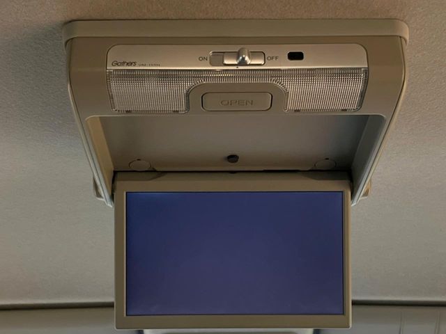 【フリップダウンモニター】大画面モニターで後席でもエンタメをお楽しみいただけます。小さなお子様にも大人気の装備です♪