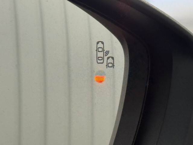 【ブラインドスポットモニター（BSM）】車線変更時に車両後方から来る車両を検知し安全をサポートする装置です。