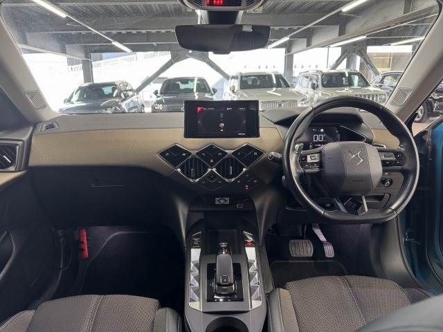 【アイポイント】見渡しの良い視界を確保しています。長距離のドライブでも疲れにくく快適に運転できます。