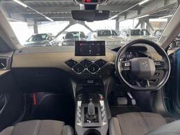 【アイポイント】見渡しの良い視界を確保しています。長距離のドライブでも疲れにくく快適に運転できます。