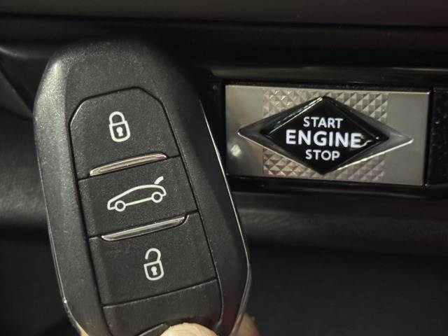 【スマートキー・プッシュスタート】キーを身につけている状態なら、ドアに付いているスイッチを押すだけで、ドアロックの開閉ができる機能。エンジン始動も便利です