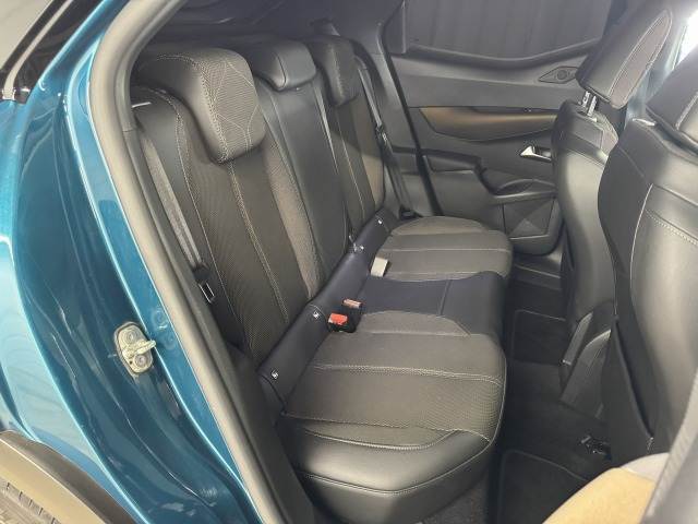 セカンドシートは大人二人が乗っても十分なスペースが確保されております。各種「室内除菌抗菌コーティング」「室内クリーニング」も取り揃えておりますよ。