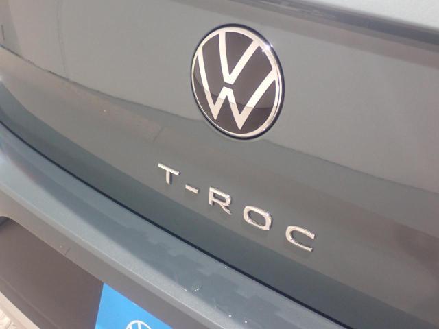 リアカメラがVWエンブレムに内蔵されています。ギアをリバースに入れると車両後方の映像が映しだされます。