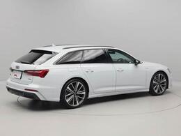 quattro（4WD）で雪道や滑りやすい道路はもちろんのこと日常の運転シーンでも安心と安全、さらにスポーティーなドライビング体験を提供します