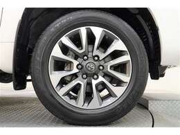 スタイリッシュな純正アルミホイールでどこまでも出かけたくなりますね！