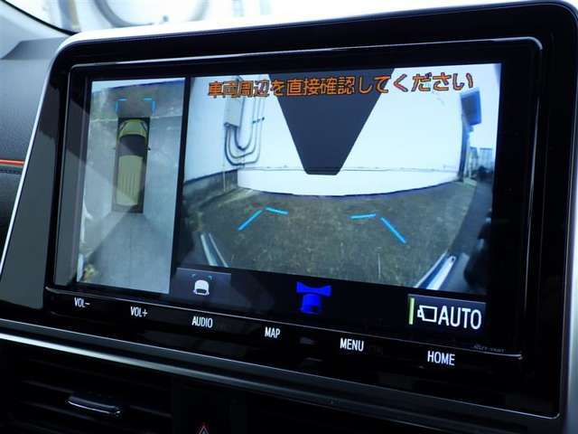 車両前方にもカメラが付いてます。狭い路地から出る際に便利です(^^♪