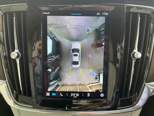 【360°ビューカメラ】4台の高解像度カメラで360度の鳥瞰図を表示。隣の車や壁、死角にある障害物などを画面で確認できるため、狭いスペースでの駐車・出入りも安心です。