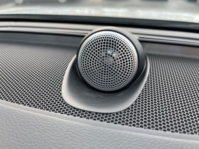 【Bowers　＆　Wilkins】ボルボのプレミアムオーディオ。車内空間という特殊な環境に100年以上の伝統を持つイェーテボリ交響楽団の音響を再現した「コンサートモード」を搭載。