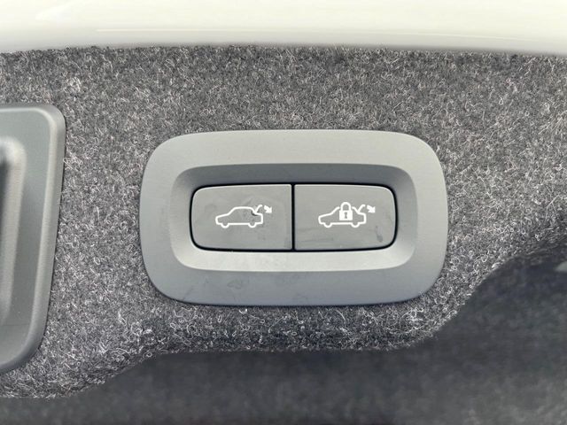 【パワーバックドア】スマートキーや運転席のボタンを押すだけでリアゲートが自動で開閉します！荷物を持っている時や、高い位置にあるバックドアを閉める際に便利な機能です。