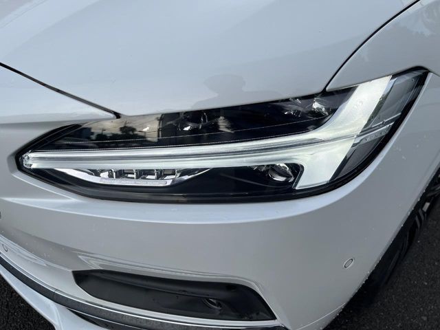 【LEDヘッドライト】悪天候や夜間走行時も良好な視界を確保し、安心して運転できる高輝度LEDヘッドライト！北欧神話に登場する「トールハンマー」をモチーフにした、一目でボルボとわかるデザインです。