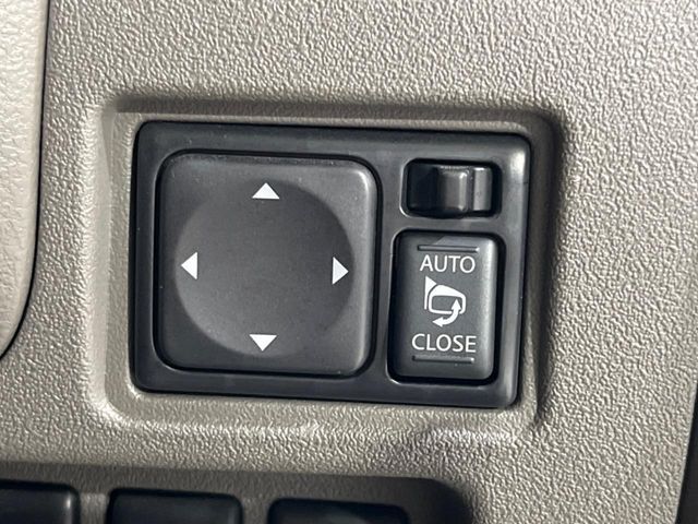 【電動格納ミラー】サイドミラーは電動格納式となっており、狭い駐車場でもキズがつくリスクを抑えられます。