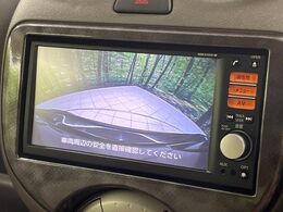 【バックカメラ】駐車時に後方がリアルタイム映像で確認できます。大型商業施設や立体駐車場での駐車時や、夜間のバック時に大活躍！運転スキルに関わらず、今や必須となった装備のひとつです！