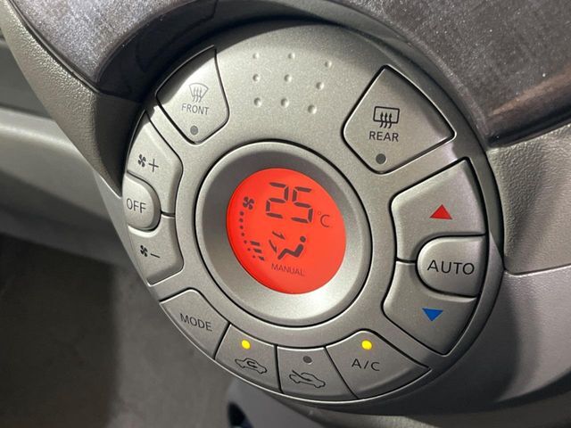 【オートエアコン】一度お好みの温度に設定すれば、車内の温度を検知し風量や温度を自動で調整。暑い…寒い…と何度もスイッチ操作をする必要はありません。快適な車内空間には必須の機能ですね♪