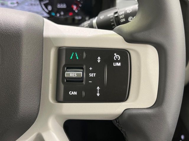 アダプティブクルーズコントロール　『ミリ波レーダー+ステレオカメラにより前方車輌を認識し、高速道路などの自動車専用道路では追従機能付きのクルーズコントロールをご利用になれます。』