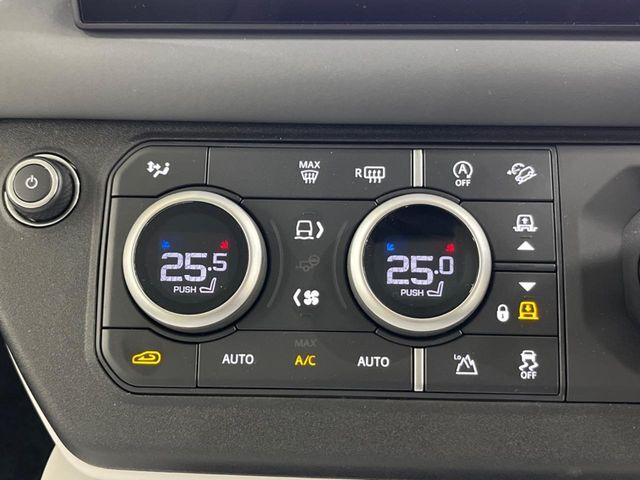 電子制御エアサスペンションを装備。乗り降りの際はアクセスモードとなり車高が自動で下がります。また、オフロードモードでは更に車高を上げ走行性能を高めます。