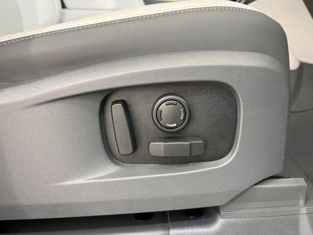 パワーシート『電動パワーシートですので運転中のシート調節も安全に行えます。微調整も可能ですのであなただけのドライビングポジションを実現します。』