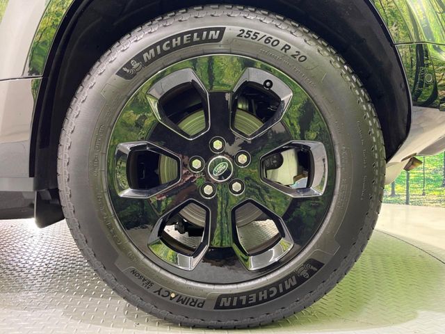 20インチ純正ホイール装備！力強さと重厚感を感じさせる立体感のあるスポーク、車体全体のバランスを考慮した洗練されたデザイン性でディフェンダーの魅力を際立たせます！
