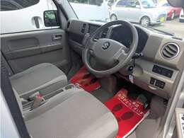 明るく元気なスタッフが1台1台丁寧に内外装クリーニング、点検・整備を行っております。