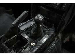 このクルマの一番のポイント。搭載するV6自然吸気3.5Lのパワーを解き放つ為の手段、6速マニュアルトランスミッション。
