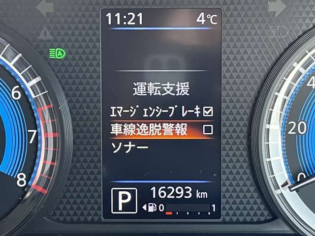 ◆【車線逸脱警報（LDW）】クルマが車線から逸脱しそうになると、はみ出さないように警報音と表示によってドライバーに注意を促します。機能には限界があるためご注意ください。