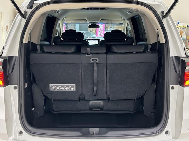 ラゲッジスペースとは、車内の荷物を積むためのスペースのことを指す。後部座席を押し倒すことができる車種の場合、座席を倒してラゲッジスペースを拡大することができる為、荷物の積載量を増やすことが可能である。