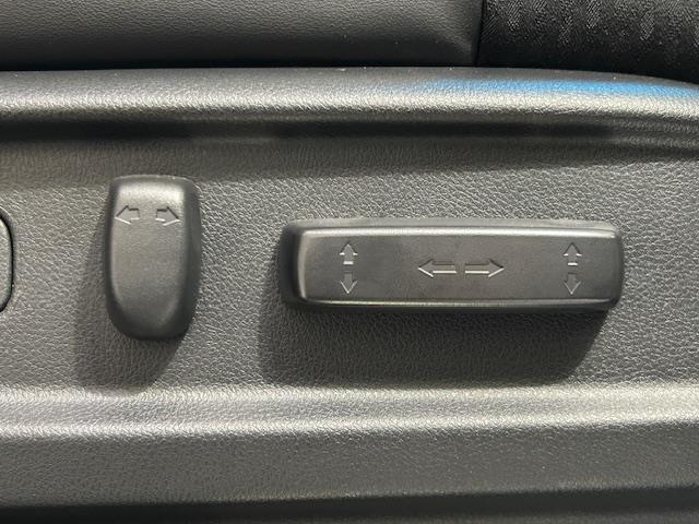 パワーシートとは電動モーターで調整可能なシートのことです。 装備されているシートによって調整可能な箇所が異なり標準的なものは6way（6方向）となっています。