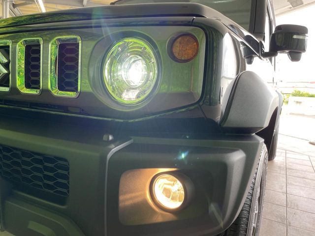 【LEDヘッドライト】悪天候や夜間走行時も良好な視界を確保し安心して運転できる高輝度LEDヘッドライトを装備！点灯速度が早く、消費電力も抑えられています。