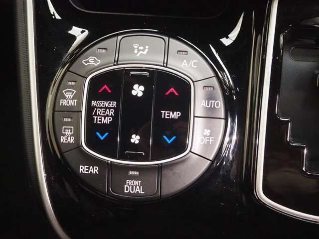 オートエアコンです。運転席・助手席でそれぞれ温度設定が可能です。