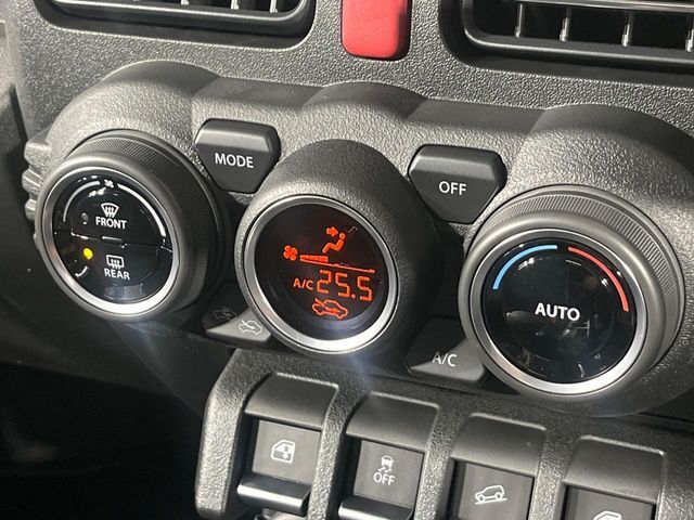 【オートエアコン】一度お好みの温度に設定すれば、車内の温度を検知し風量や温度を自動で調整。暑い…寒い…と何度もスイッチ操作をする必要はありません。快適な車内空間には必須の機能ですね♪