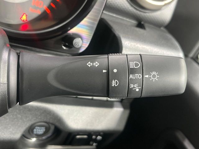 【オートライト】周りの明るさに応じて自動でヘッドライトの点灯・消灯ができる機能です！ライトの付け忘れ・消し忘れなどが無くなり、雨の日や夕方の走行も安心！トンネル通過時も便利ですね♪