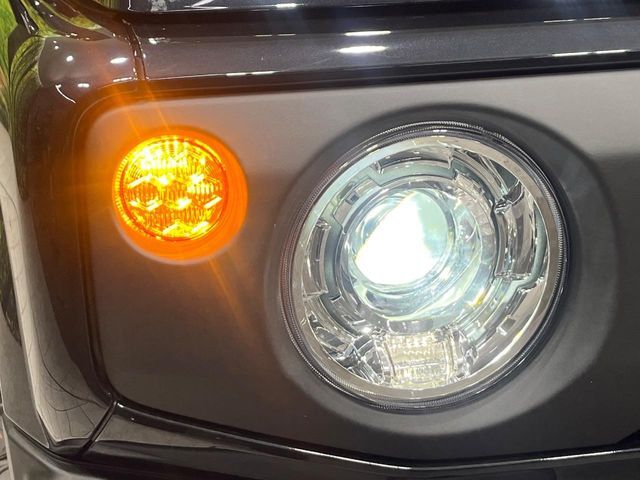 【LEDヘッドライト】悪天候や夜間走行時も良好な視界を確保し安心して運転できる高輝度LEDヘッドライトを装備！点灯速度が早く、消費電力も抑えられています。