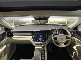 S60T5インスクリプション入荷です！オプションのサンルーフ付！harman/kardon高音質スピーカーやパワーシートなど快適装備盛り沢山♪もちろんボルボが世界に誇る安全機能も多数装備しております。