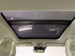 【パノラマガラスサンルーフ】前後2枚のガラスルーフで室内全体が明るい空間に！フロントセクションはスライド機能があり外気を取り込むことも可能。さらに開放的なドライブを演出できます。