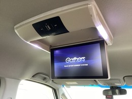 後部座席にリアモニターがあります。