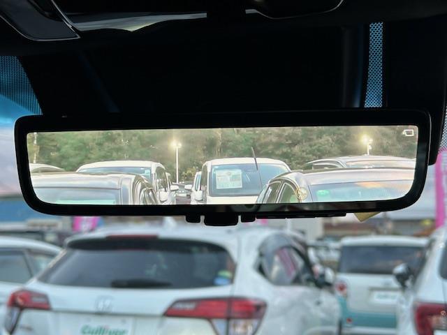 【デジタルインナーミラー】車両後方カメラの映像をミラーに映すことが出来ます。 そのため、後席に人や荷物があって後方が見えづらい場合でもしっかり視界を確保することが出来ます。