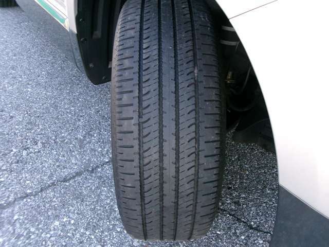 タイヤ溝もありますので安心してご利用いただけます。　残り溝はフロント・リヤ共に4mmでございます。