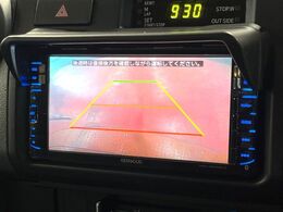 【バックカメラ】駐車時に後方がリアルタイム映像で確認できます。大型商業施設や立体駐車場での駐車時や、夜間のバック時に大活躍！運転スキルに関わらず、今や必須となった装備のひとつです！